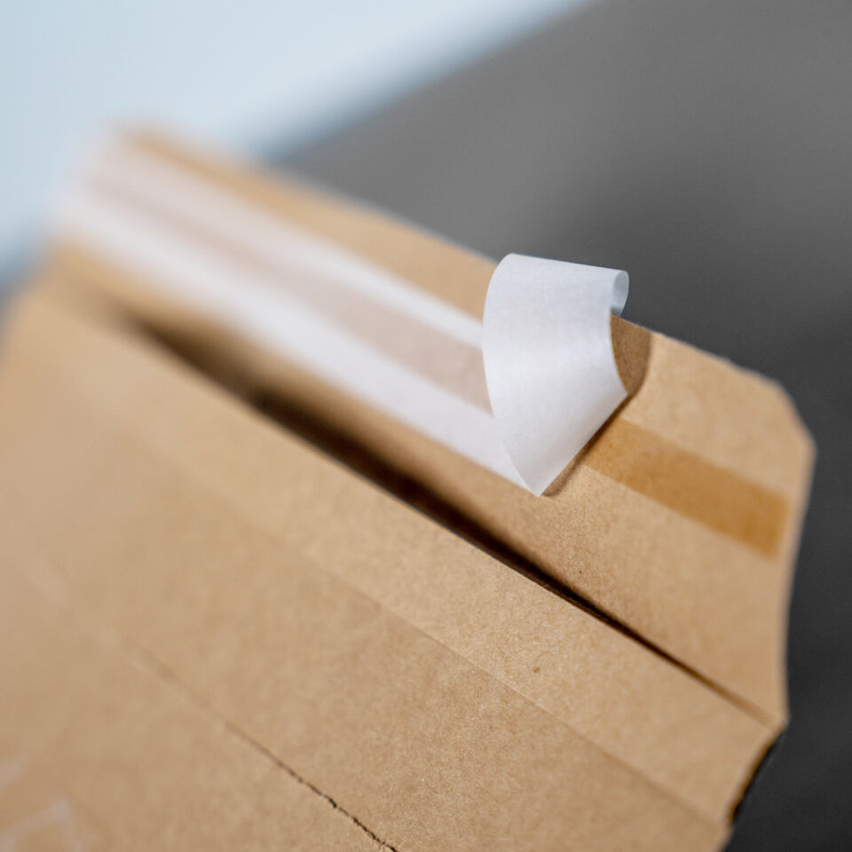 SEND BAG - Die nachhaltige Versandtasche mit Verschluss-Streifen von WEBER Verpackungen